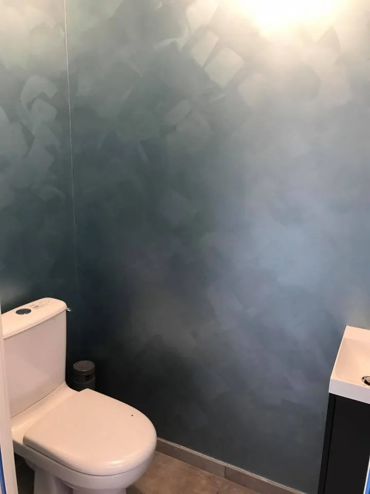 Mur avec enduit décoratif sombre