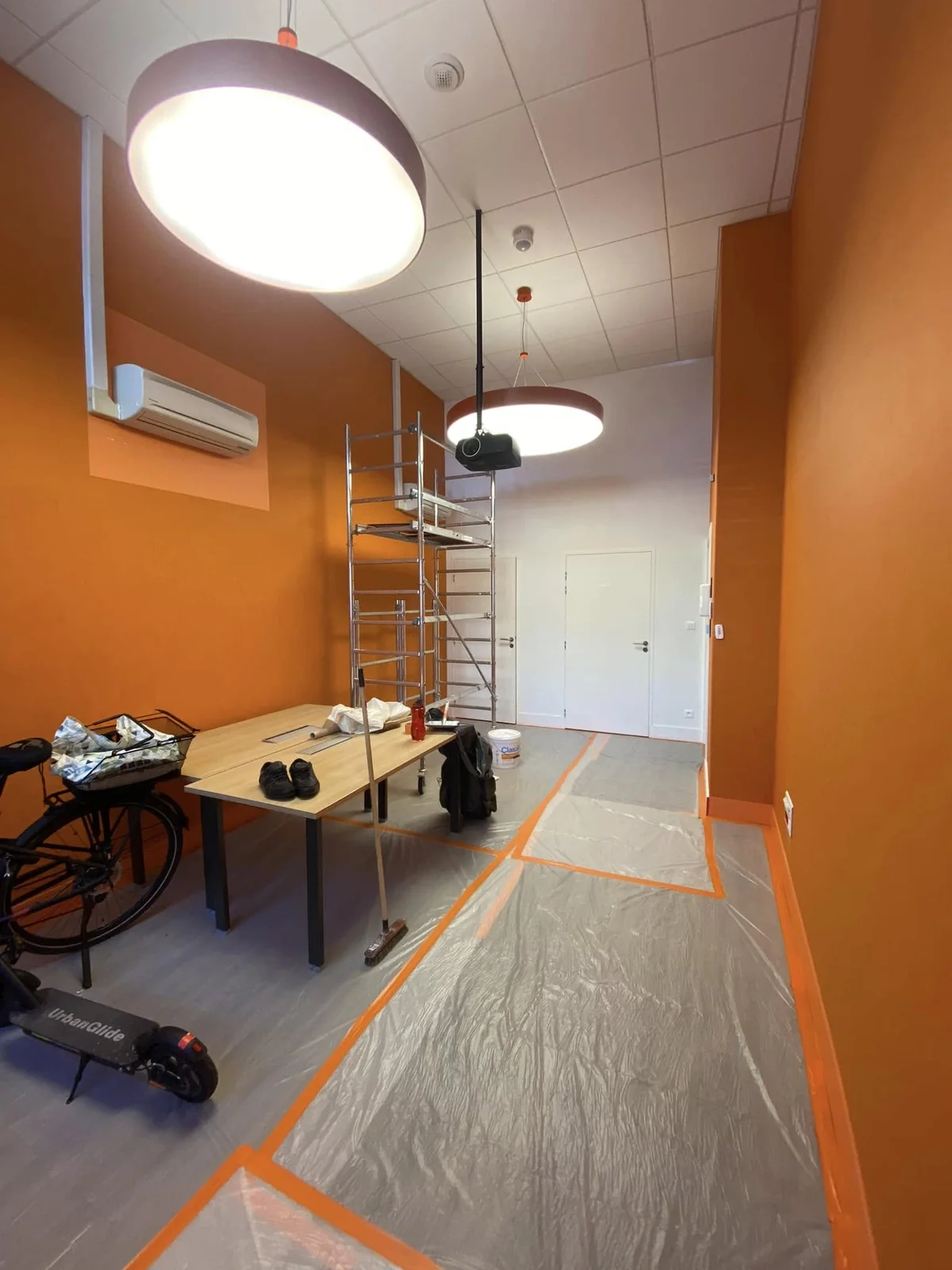 Espace professionnel peint en orange