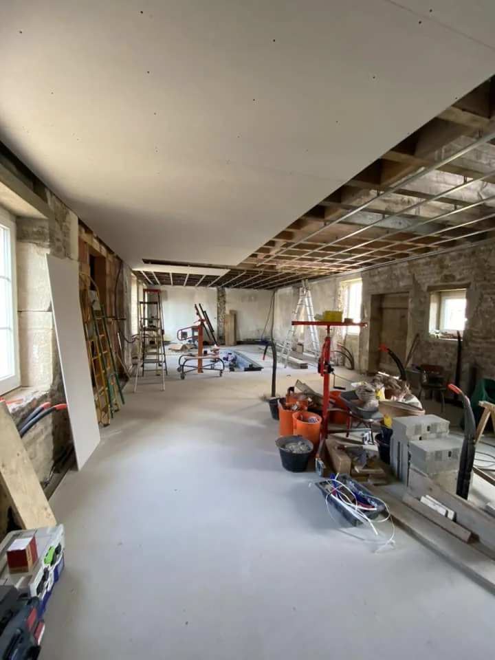 Pose des plaques d’un faux plafond